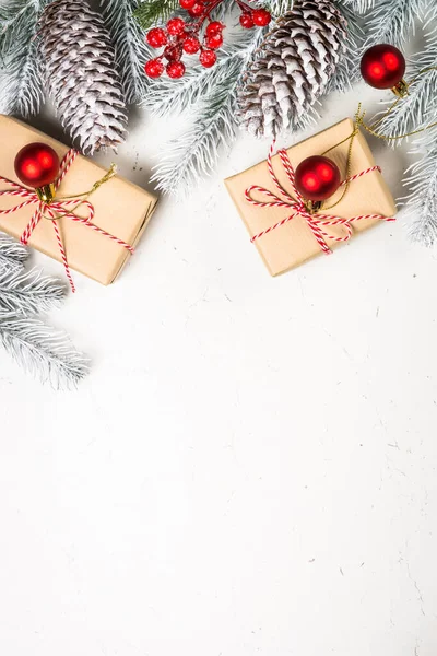 Weihnachtsgeschenke auf Weiß verpacken. — Stockfoto