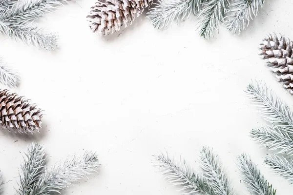 Boże Narodzenie tło z jodły i dekoracje na białym. — Zdjęcie stockowe