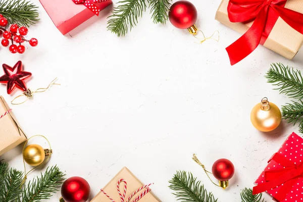 Fond de Noël avec sapin et décorations sur blanc. — Photo