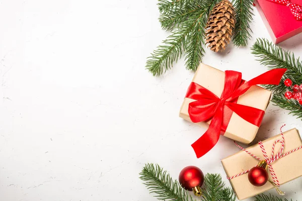 Envolver regalos de Navidad en blanco. — Foto de Stock