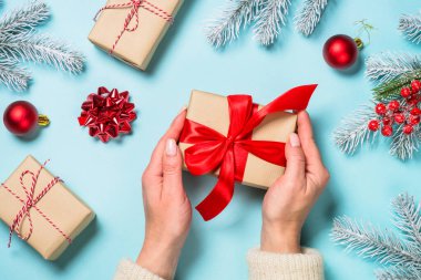 Mavi süslemeleri olan düz bir Noel arkaplanı.