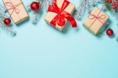 Noel düz arka planı maviye uzanıyordu.