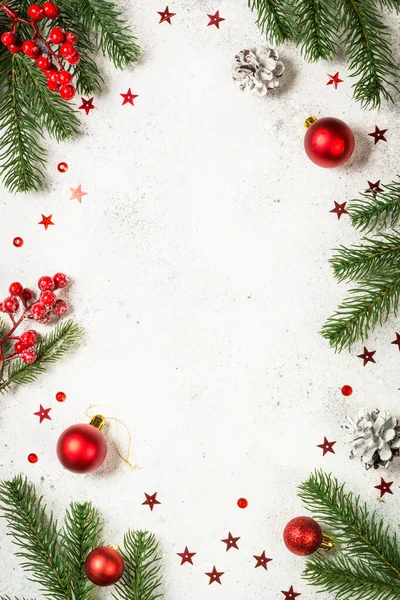 白い上にモミの木や装飾とクリスマスの背景. — ストック写真