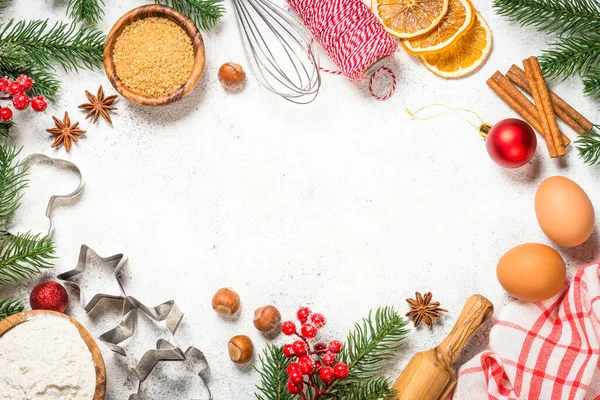 Jul bakning bakgrund på vitt bord. — Stockfoto