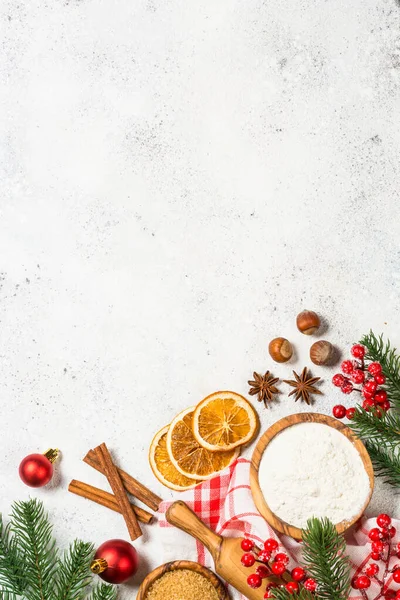 Fondo para hornear de Navidad sobre mesa blanca. — Foto de Stock