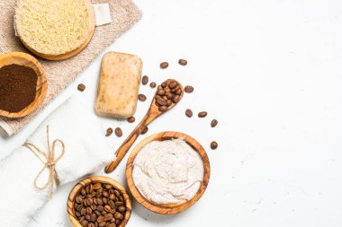 Beyaz arka planda Doğal Kahve kozmetik.