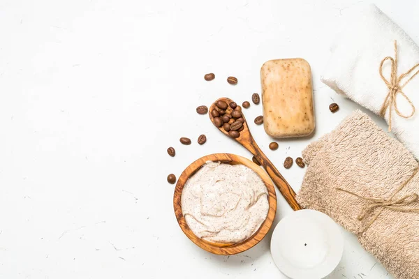 Beyaz arka planda Doğal Kahve kozmetik.