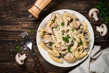 Krema soslu tavuk ve mantarlı makarna..