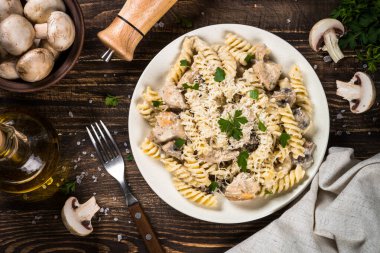 Krema soslu tavuk ve mantarlı makarna..