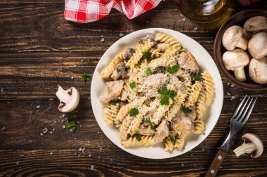 Krema soslu tavuk ve mantarlı makarna..