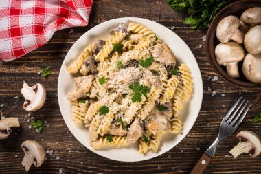 Krema soslu tavuk ve mantarlı makarna..