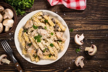 Krema soslu tavuk ve mantarlı makarna..