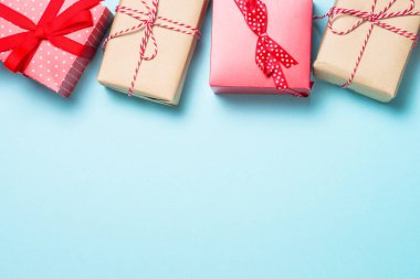 Noel düz arka planı maviye uzanıyordu.