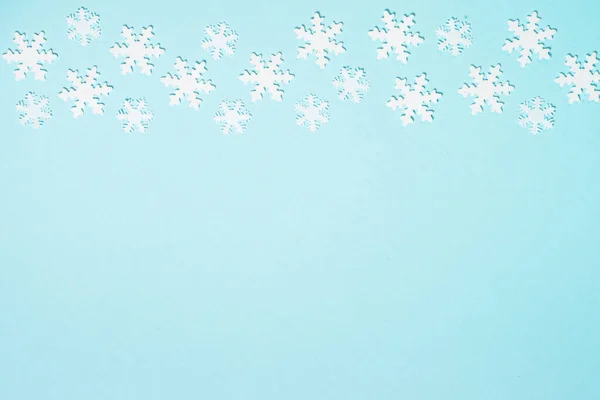 Vánoční byt ležel na pozadí na modré. — Stock fotografie