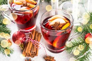 Beyaz şarap ve noel süslemeleri..