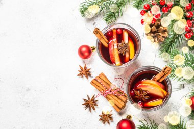 Beyaz şarap ve noel süslemeleri..