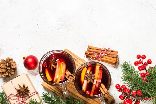 Vinho amontoado com decorações de Natal em branco. — Fotografia de Stock