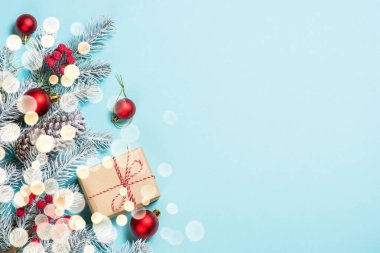 Noel düz arka planı maviye uzanıyordu.