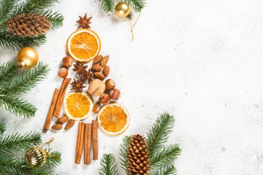 Beyaz baharatlardan yapılmış Noel ağacı.