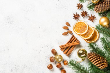 Noel pişirme arka planında beyaz baharatlar.
