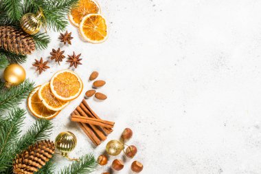 Noel pişirme arka planında beyaz baharatlar.
