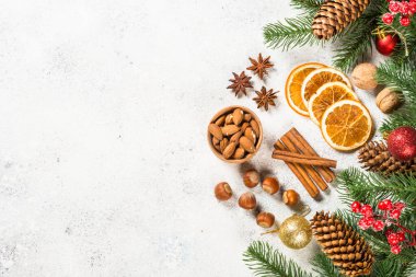 Noel pişirme arka planında beyaz baharatlar.