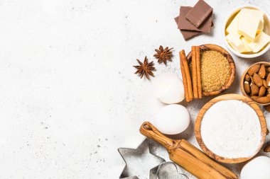 Beyazda üst görünüm pişirmek için gerekli malzemeler.