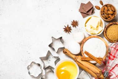 Beyazda üst görünüm pişirmek için gerekli malzemeler.