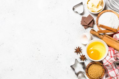 Beyazda üst görünüm pişirmek için gerekli malzemeler.