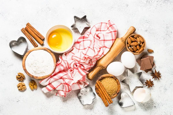 Ingrediënten voor het bakken bovenaanzicht op wit. — Stockfoto