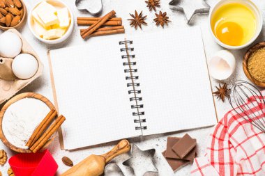 Beyazda üst görünüm pişirmek için gerekli malzemeler.