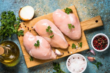 Pişirmek için malzemeli tavuk filetosu..