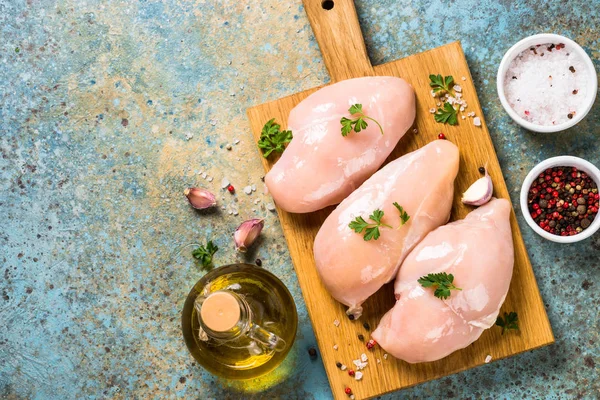 Hühnerfilet mit Zutaten zum Kochen. — Stockfoto