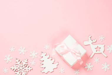 Noel arkaplanı, yeni yıl hediyesi kutusu ve pembe dekoruyla yatıyordu..