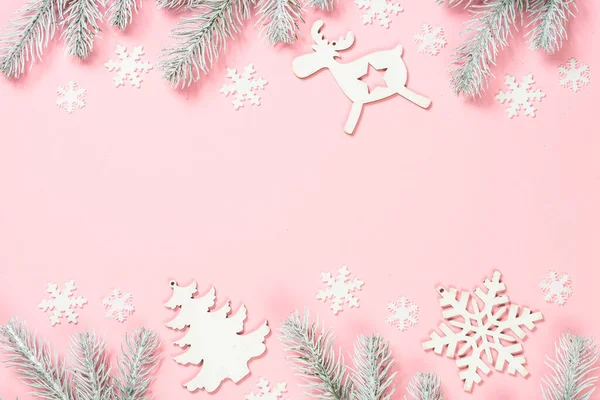 Fondo plano de Navidad con decoraciones en rosa . —  Fotos de Stock