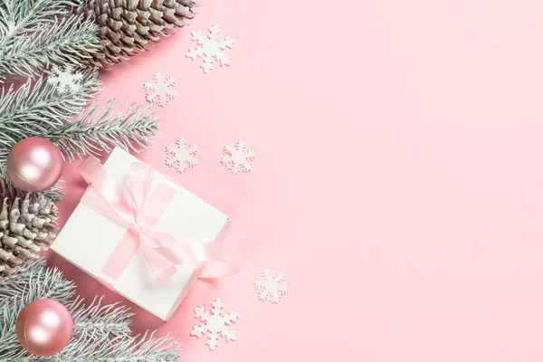 Vánoční byt ležel na pozadí s vánoční dárkové krabice na růžové. — Stock fotografie