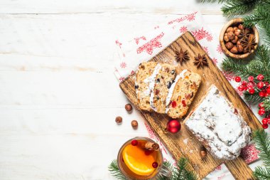 Kurutulmuş meyve ve fındık ile Stollen geleneksel Noel ftuitcake