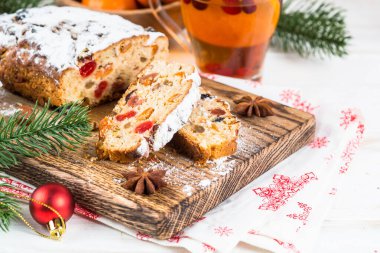 Kurutulmuş meyve ve fındık ile Stollen geleneksel Noel ftuitcake