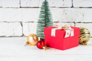Noel arka plan. Beyaz üzerine kırmızı ve altın süslemeleri.