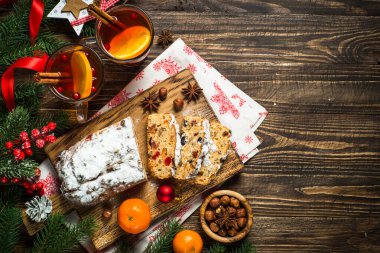 Kurutulmuş meyve ve fındık ile Stollen geleneksel Noel ftuitcake
