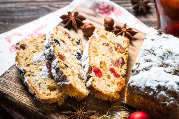 Stollen traditioneller Weihnachtskuchen mit Trockenfrüchten und Nüssen — Stockfoto