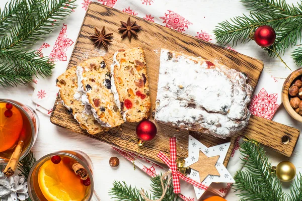 Ftuitcake tradicional de Navidad con frutos secos y nueces — Foto de Stock