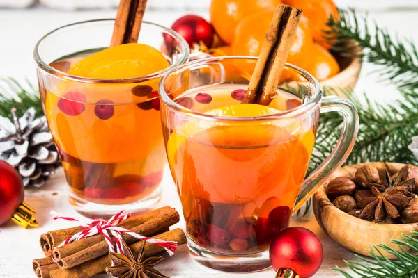 Té caliente de invierno con naranja, arándano y especias . — Foto de Stock