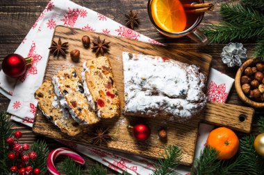 Kurutulmuş meyve ve fındık ile Stollen geleneksel Noel ftuitcake
