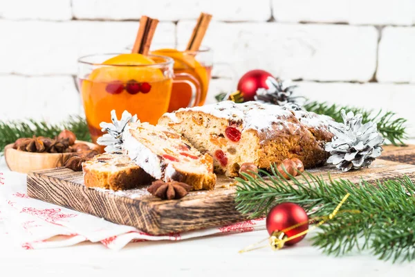 Stol traditionele kerst ftuitcake met gedroogde vruchten en noten — Stockfoto