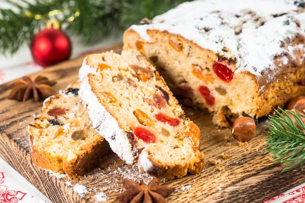 Gâteau de Noël traditionnel gonflé aux fruits secs et aux noix — Photo