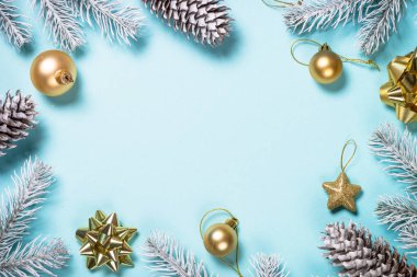 Noel düz arka planı maviye uzanıyordu.