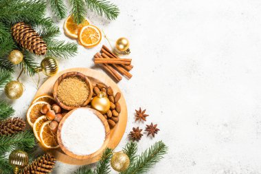 Noel pişirme arka planında beyaz baharatlar.