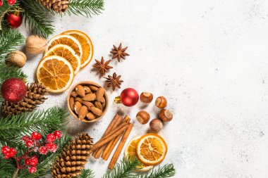 Noel pişirme arka planında beyaz baharatlar.