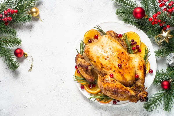 Poulet de Noël cuit à la canneberge, à l'orange et au romarin. Alimentation de Noël . — Photo